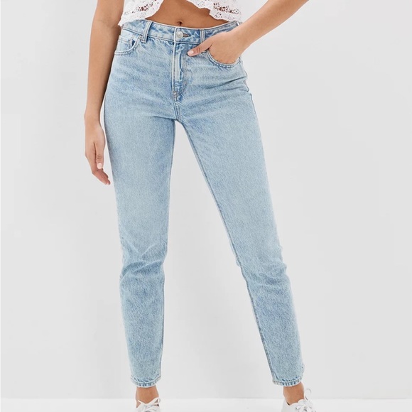 American Eagle Strigid Mom Jean in ‘Blue Breeze’ - Picture 1 of 9